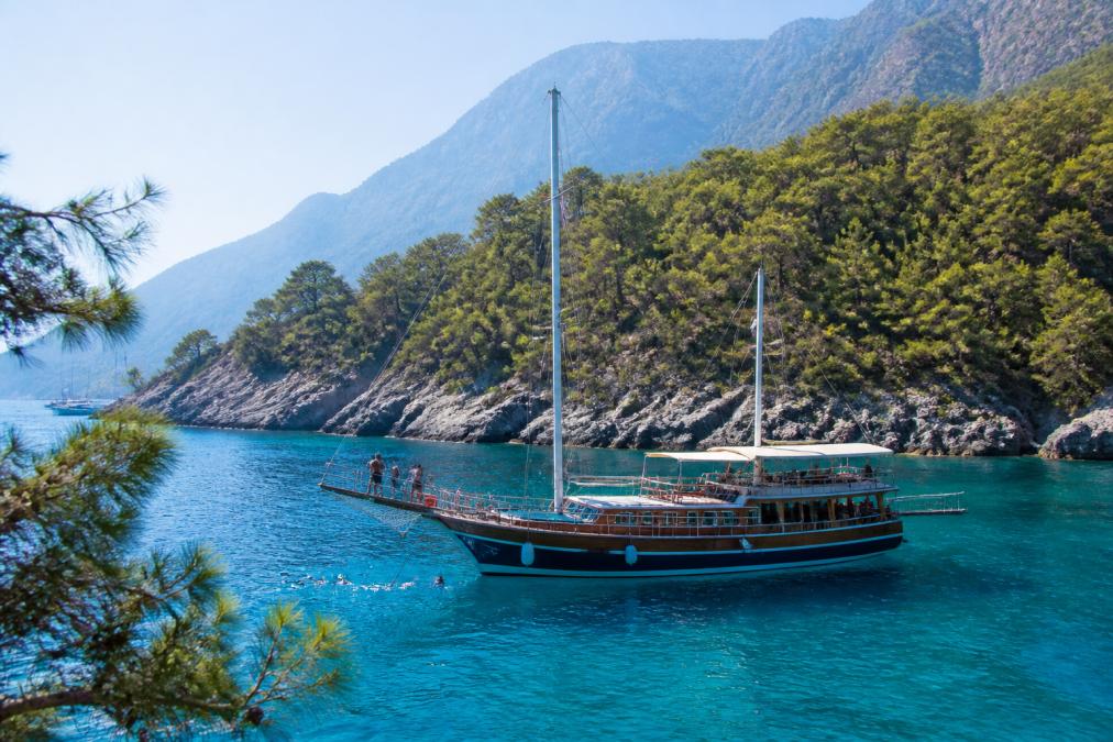 Ölüdeniz Tekne Turu mu 12 Adalar mı? Hangisi Daha İyi?